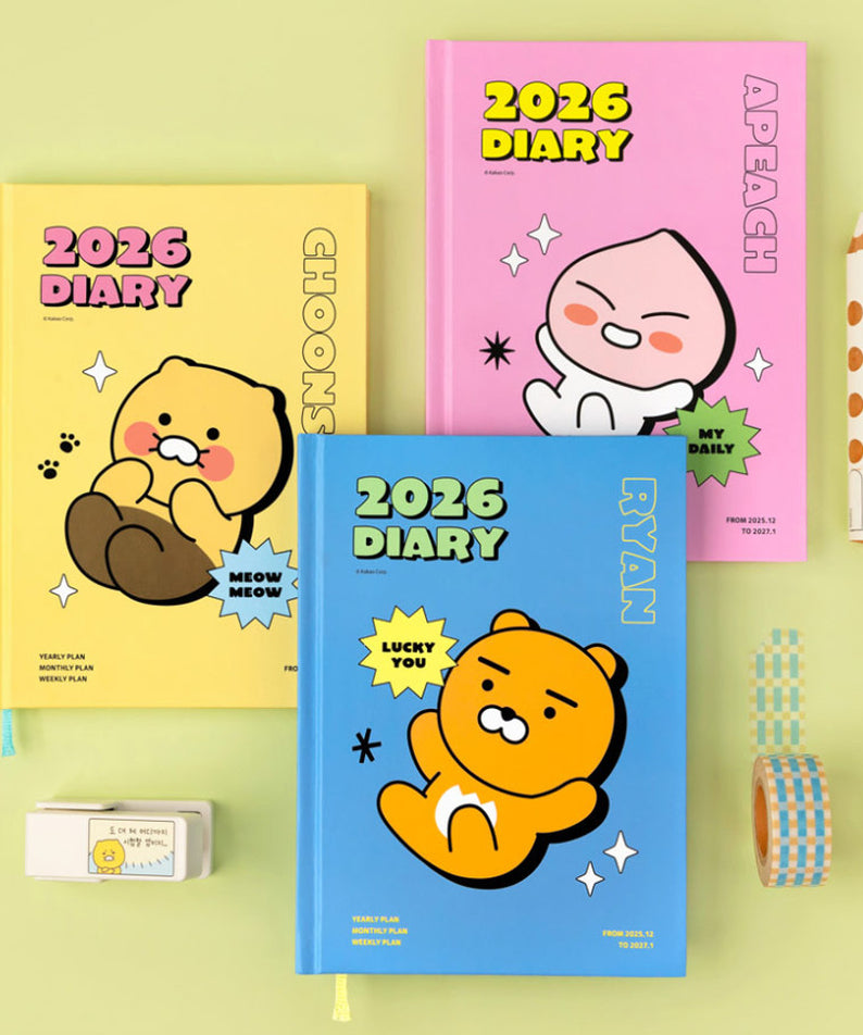 Trois agendas colorés 2026 avec personnages KAKAO FRIENDS Planner 2026, fond vert pâle, crayon et accessoires.
