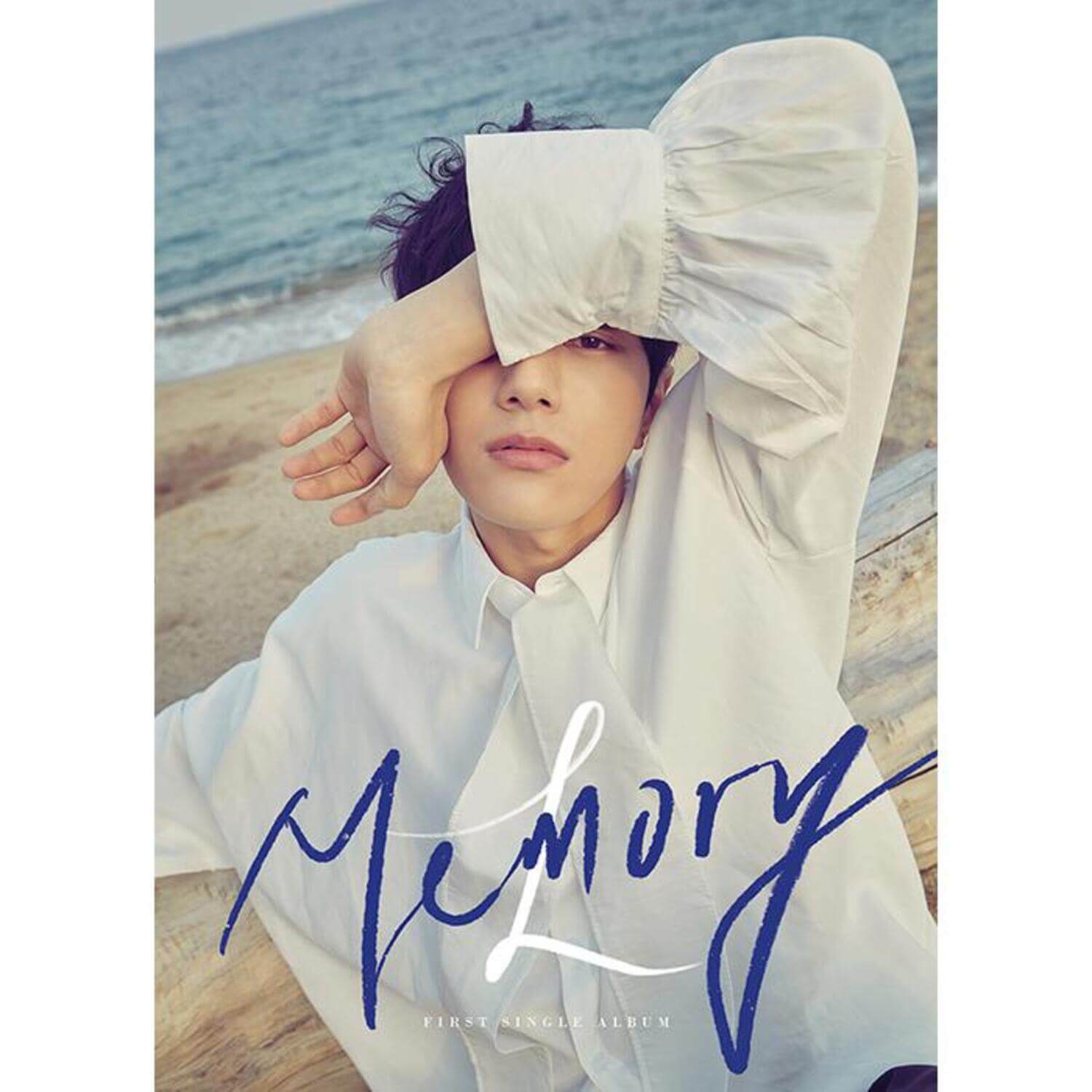 L - Album Kpop : portrait en bord de mer, garçon en costume blanc, visuel stylé du nouvel album L.
