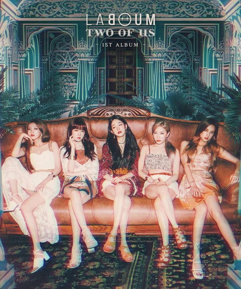 LABOUM - [Two Of Us] 1st Album - Album Kpop : groupe LABOUM assis devant un décor palais, visuel concept blue