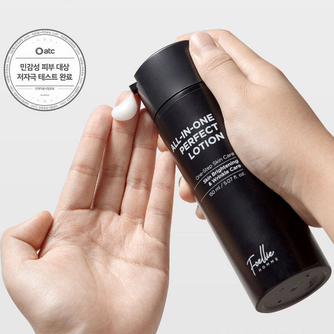 LACVERT Homme All-in-One Perfect Lotion 150ml, tube noir tenu en main, application crème visage sur paume, fond clair.