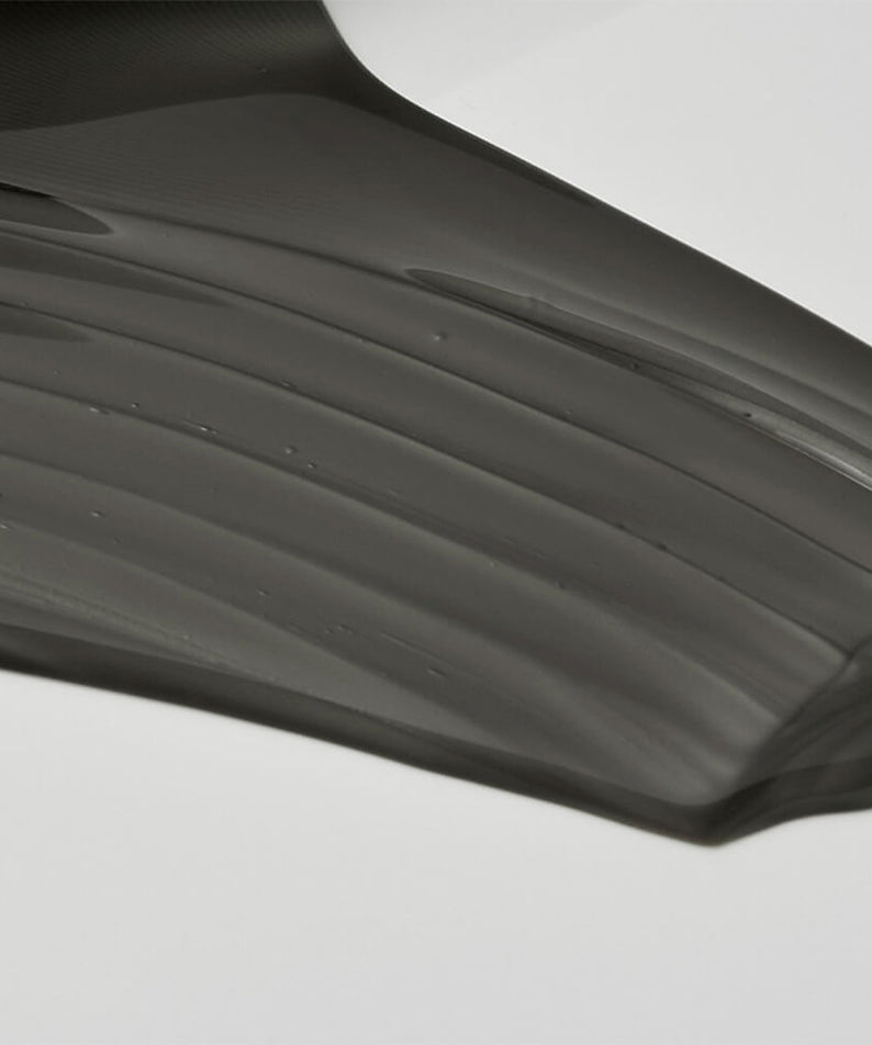 Texture de LADOR ASH Silver Shampoo 300ml sur une surface blanche, idéal pour neutraliser les tons jaunes des cheveux.