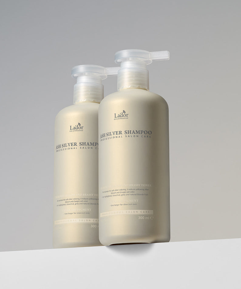Deux bouteilles de LADOR ASH Silver Shampoo 300ml sur un fond neutre, shampooing argenté pour cheveux blonds ou gris.