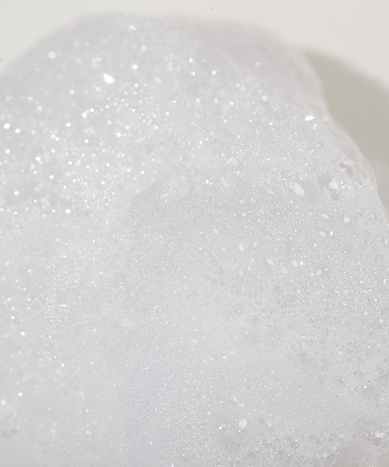 Texture de mousse crémeuse du shampooing LADOR Keratin LPP Protein Shampoo 150ml, idéale pour une réparation capillaire intense.