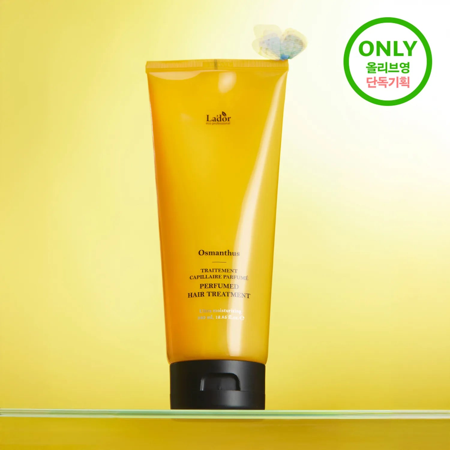 LADOR Perfume Hair Treatment 380ml de la marque Lador, flacon jaune sur fond jaune, contexte produit en studio.