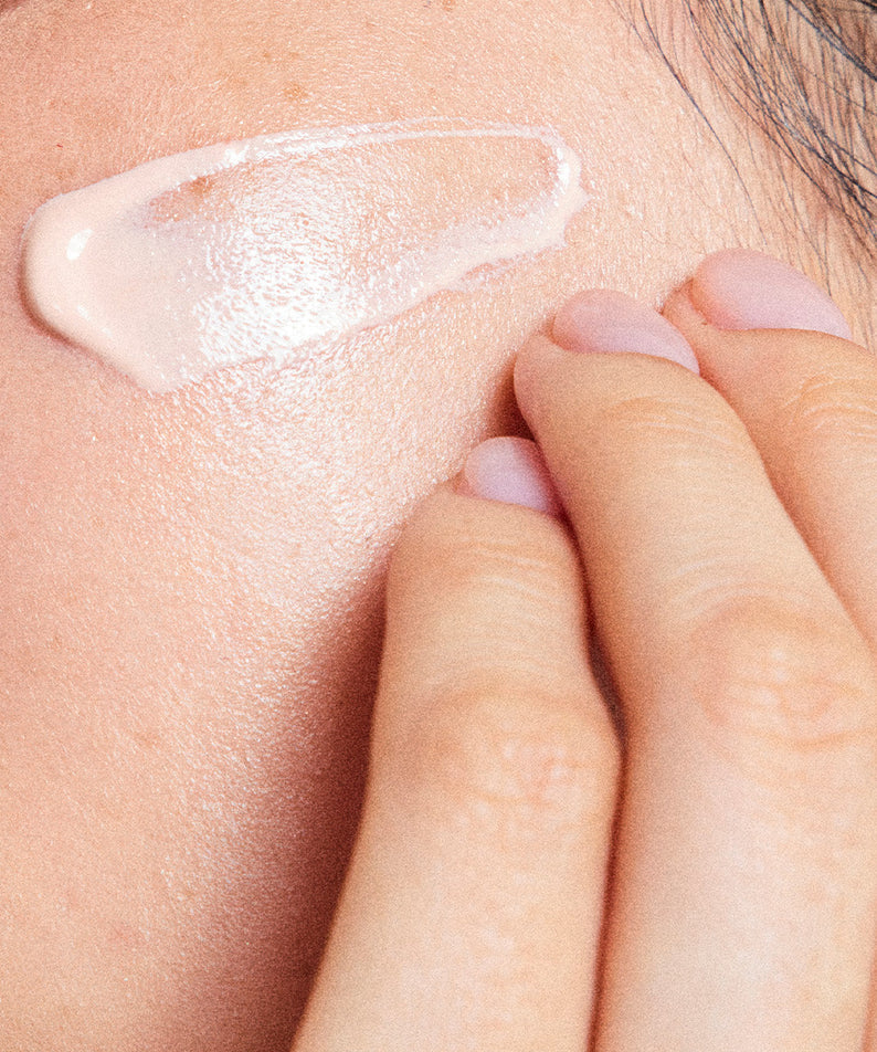 Application de LADOR Tamanu Tone Up Sunscreen 50ml sur la peau, offrant une protection solaire tout en illuminant le teint.