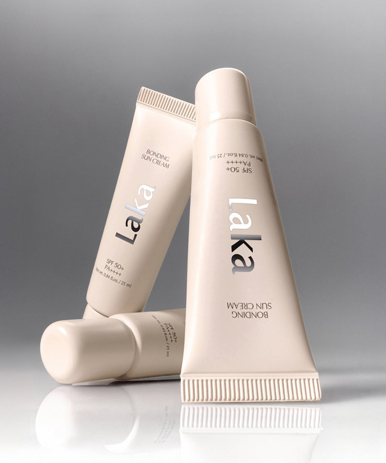 LAKA Bonding Sunscreen 25ml, crème solaire de la marque LAKA, tubes sur fond gris, contexte beauté/cosmétique.