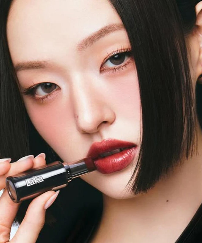LAKA Devillip : femme maquillée au rouge à lèvres LAKA, gros plan sur le visage, contexte studio fond clair.