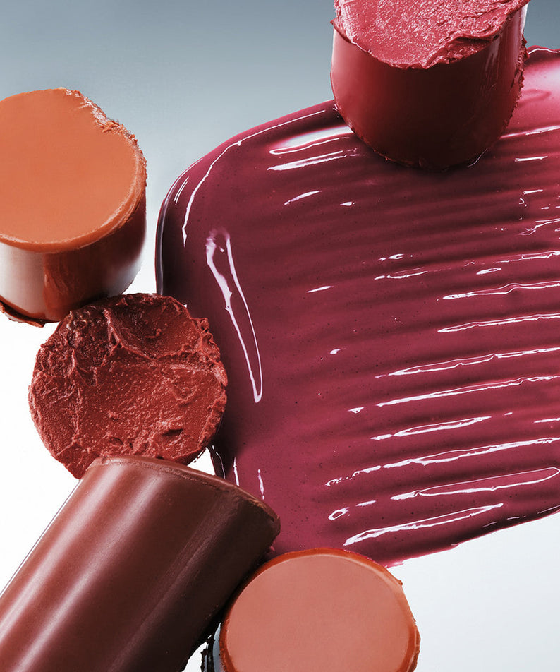 Décris l'image en français : LAKA Devillip, bouchons et morceaux de chocolat rouge, gros plan lumineux.