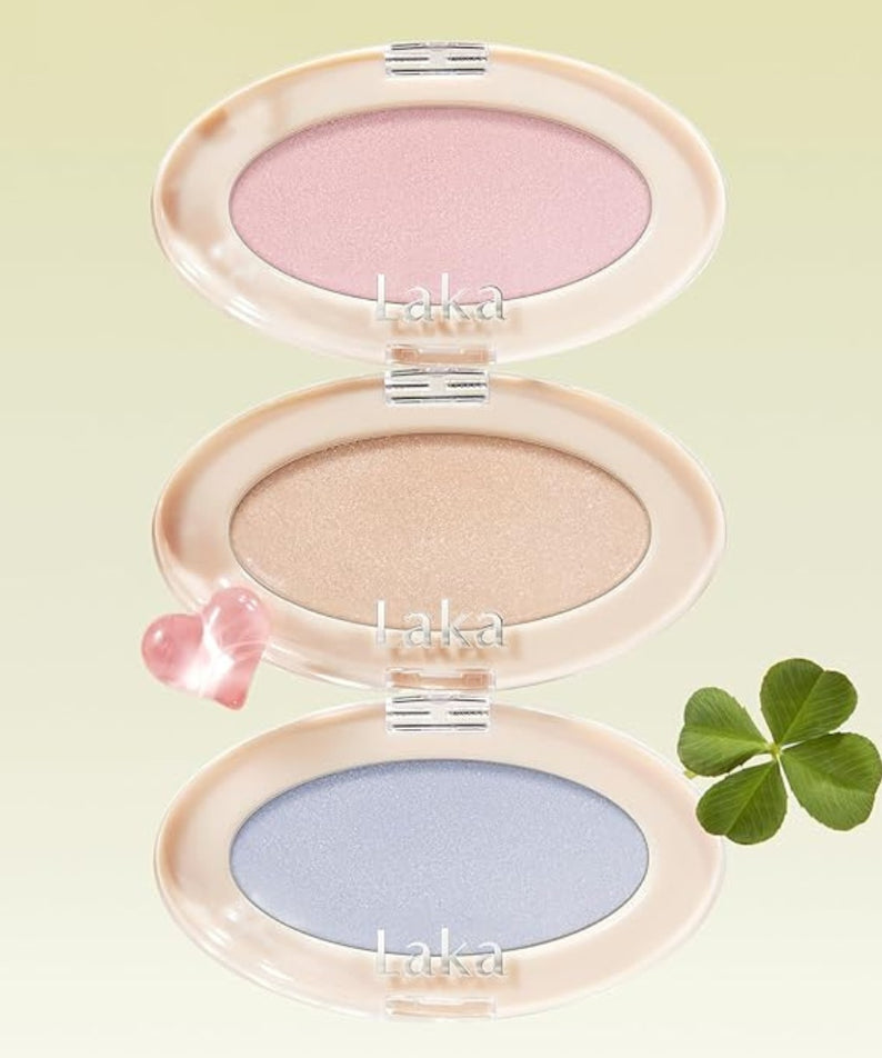 Palette de maquillage LAKA DreamBeam Higlighter avec trois nuances brillantes et une décoration de trèfle pour un éclat sublime.