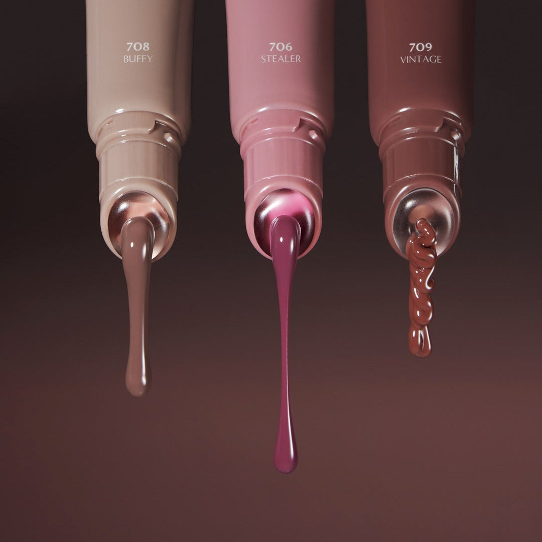 LAKA Fruity Lip Glossionner : trois gloss LAKA aux couleurs 708, 706, 709, tubes debout sur fond sombre