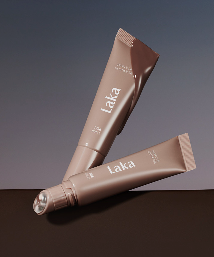 LAKA Fruity Lip Glossionner LAKA : tubes de gloss sur fond beige et bleu, mise en scène beauté