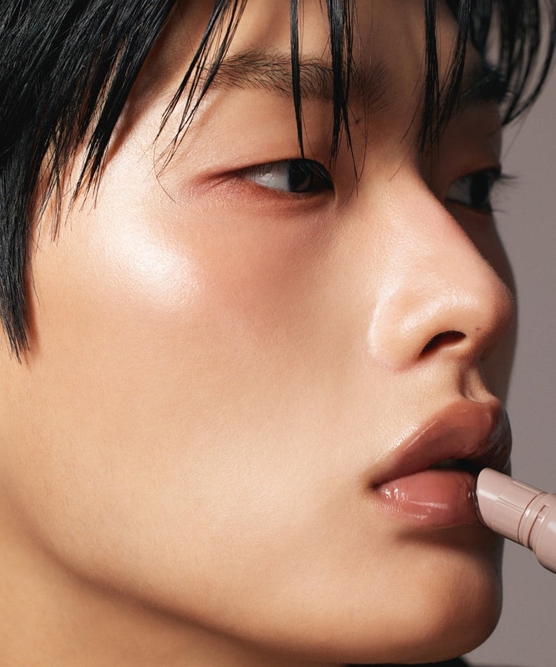 LAKA Fruity Lip Glossionner de LAKA, gros plan maquillage lèvres sur modèle, lueur gloss, contexte beauté