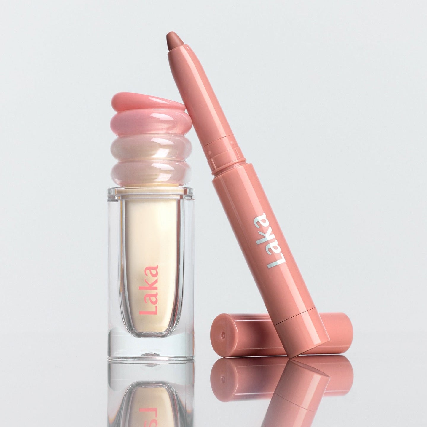 LAKA Maxi Glare Tint de la marque LAKA, tube et échantillons roses sur fond clair, rendu visuel maquillage