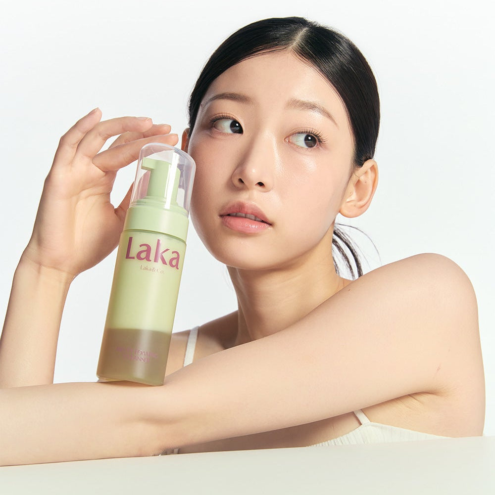 LAKA Melting Foaming Cleanser 145ml : femme l’appliquant, bouteille LAKA verte sur fond clair, contexte soin visage