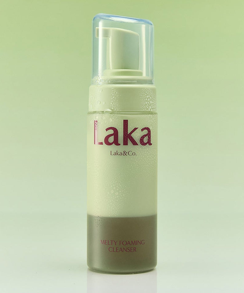 LAKA Melting Foaming Cleanser 145ml, bouteille LAKA sur fond vert clair, mousse nettoyante visible