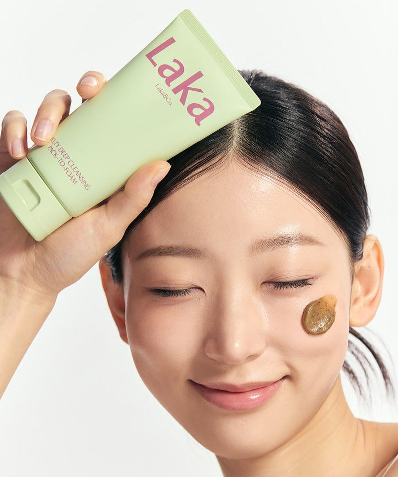 LAKA Melty Deep Cleansing Pack-to-Foam 120ml : marque LAKA sur tube vert, femme en soin visage, mousse