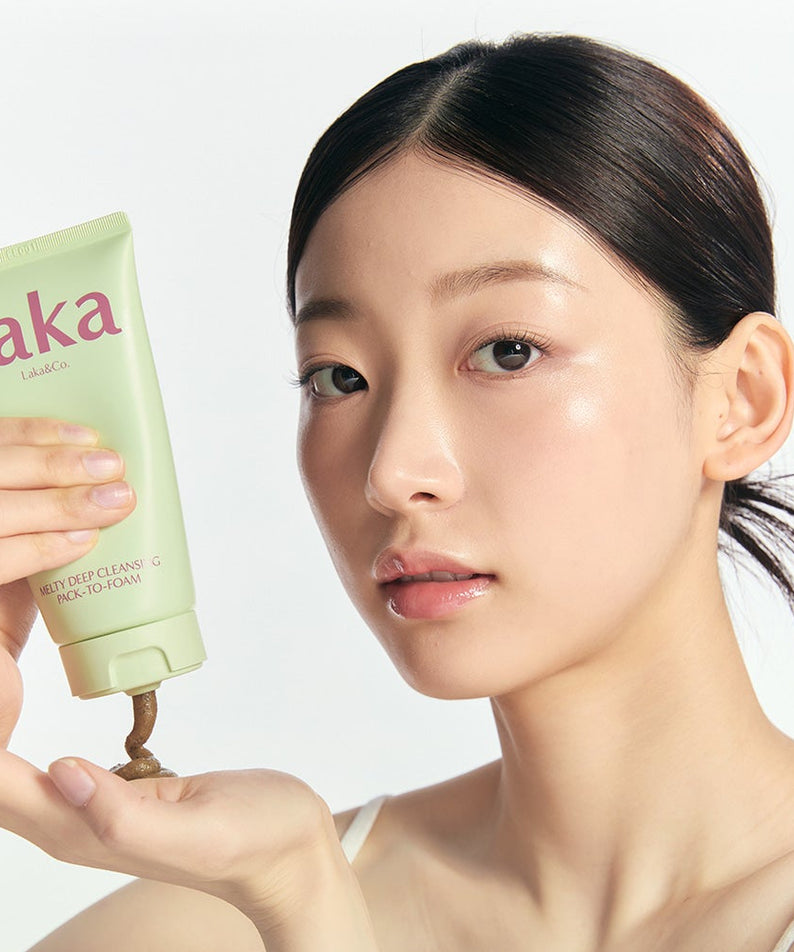 LAKA Melty Deep Cleansing Pack-to-Foam 120ml de LAKA, tube vert, femme en soin visage, fond clair, pack-to-foam