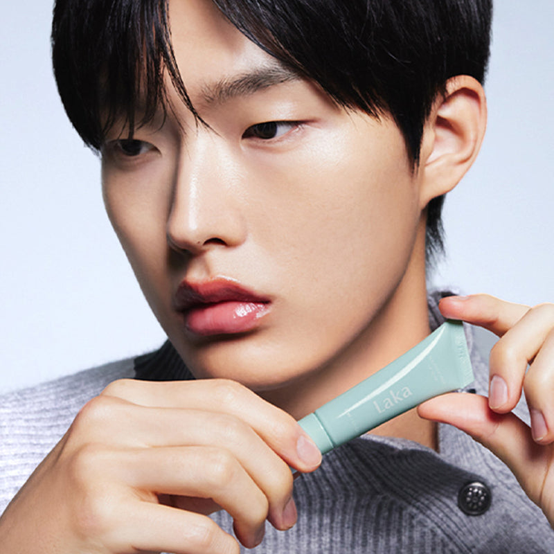 LAKA Soothing Prep Lip Mask 10ml : tube vert appliqué sur lèvres, homme en gros plan, marque LAKA sur le produit.