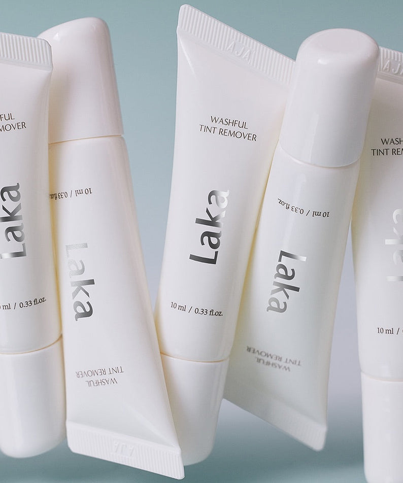 LAKA Washable Tint Remover 10ml, tubes cosmétiques LAKA sur fond bleu, étiquettes “Washful Tint Remover”.