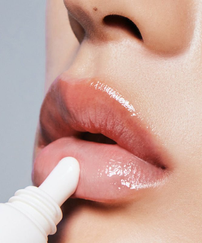 Décris l'image en français : LAKA Washable Tint Remover 10ml de LAKA, retouche près des lèvres avec embout