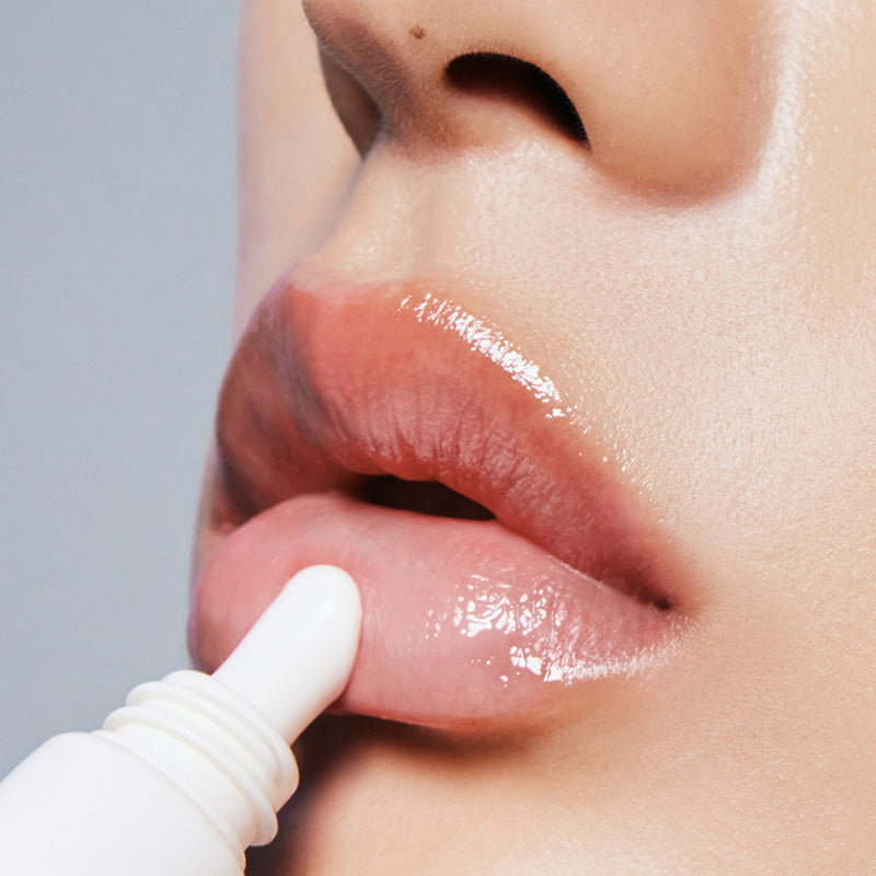 Décris l'image en français : LAKA Washable Tint Remover 10ml de LAKA, retouche près des lèvres avec embout