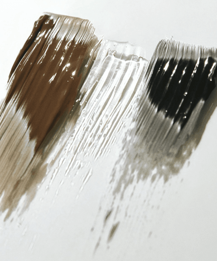 Textures de maquillage pour sourcils avec LAKA Wild Brow Shaper.