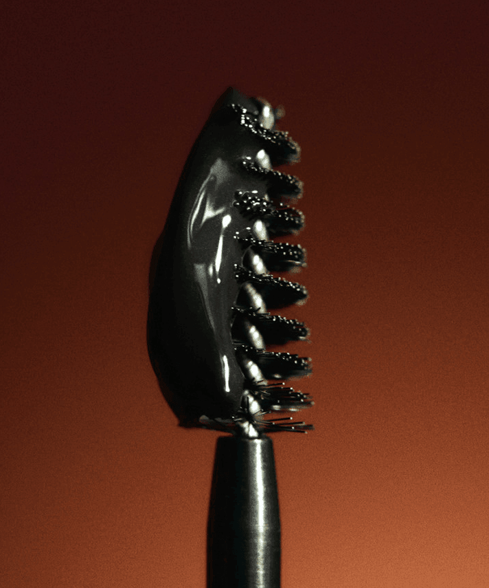 LAKA Wild Brow Shaper avec brosse en gros plan, outil de beauté essentiel pour modeler et définir les sourcils avec précision et style.