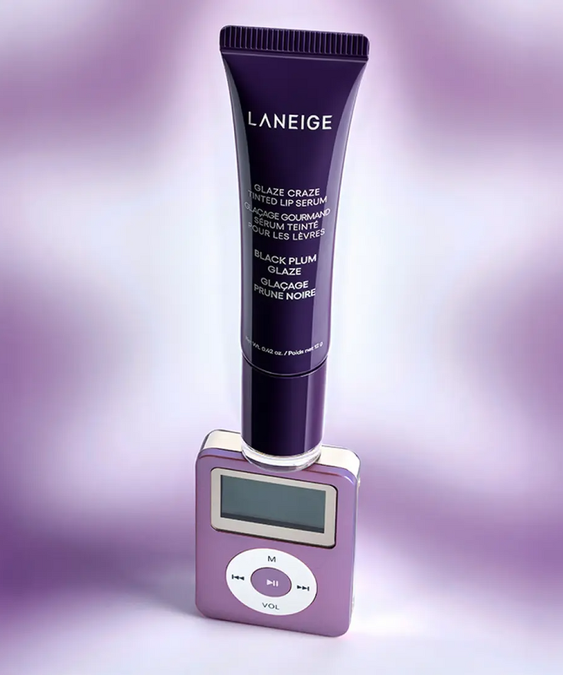 LANEIGE Glaze Craze Tinted Lip Serum, tube sur fond violet clair, photo produit de la marque LANEIGE