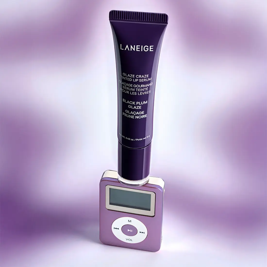 LANEIGE Glaze Craze Tinted Lip Serum, tube sur fond violet clair, photo produit de la marque LANEIGE