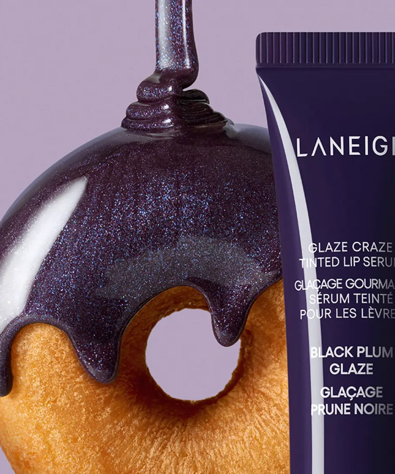 Décris l'image en français : LANEIGE Glaze Craze Tinted Lip Serum, tube et texture violette brillante sur fond clair.