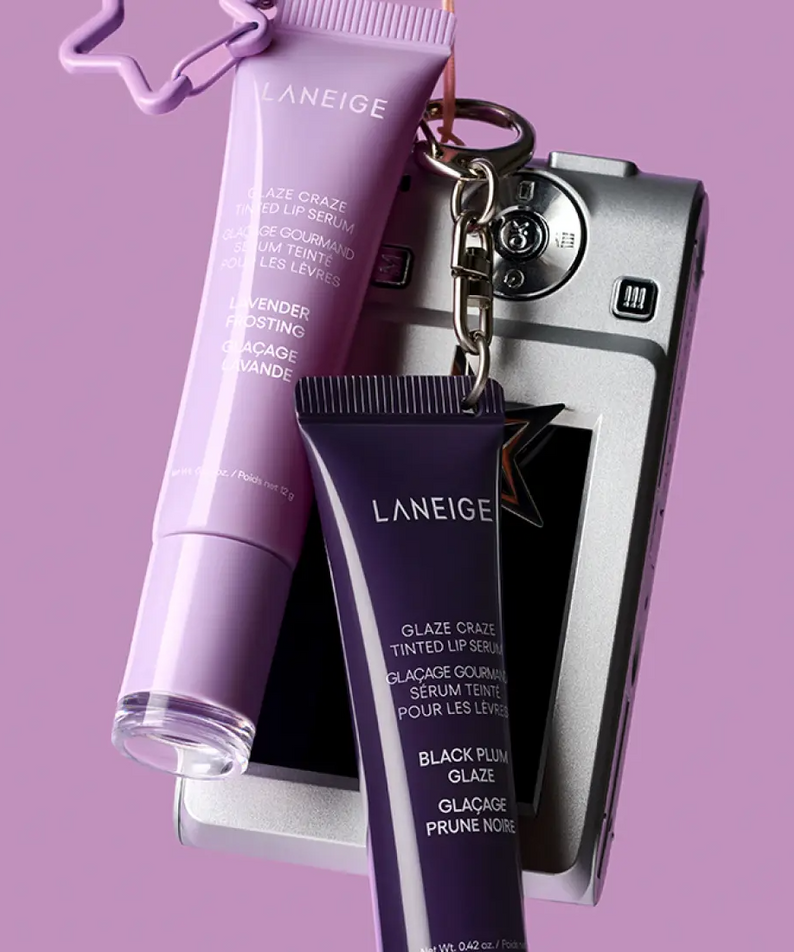LANEIGE Glaze Craze Tinted Lip Serum en flacon violet, présenté sur fond rose, marque LANEIGE, contexte maquillage
