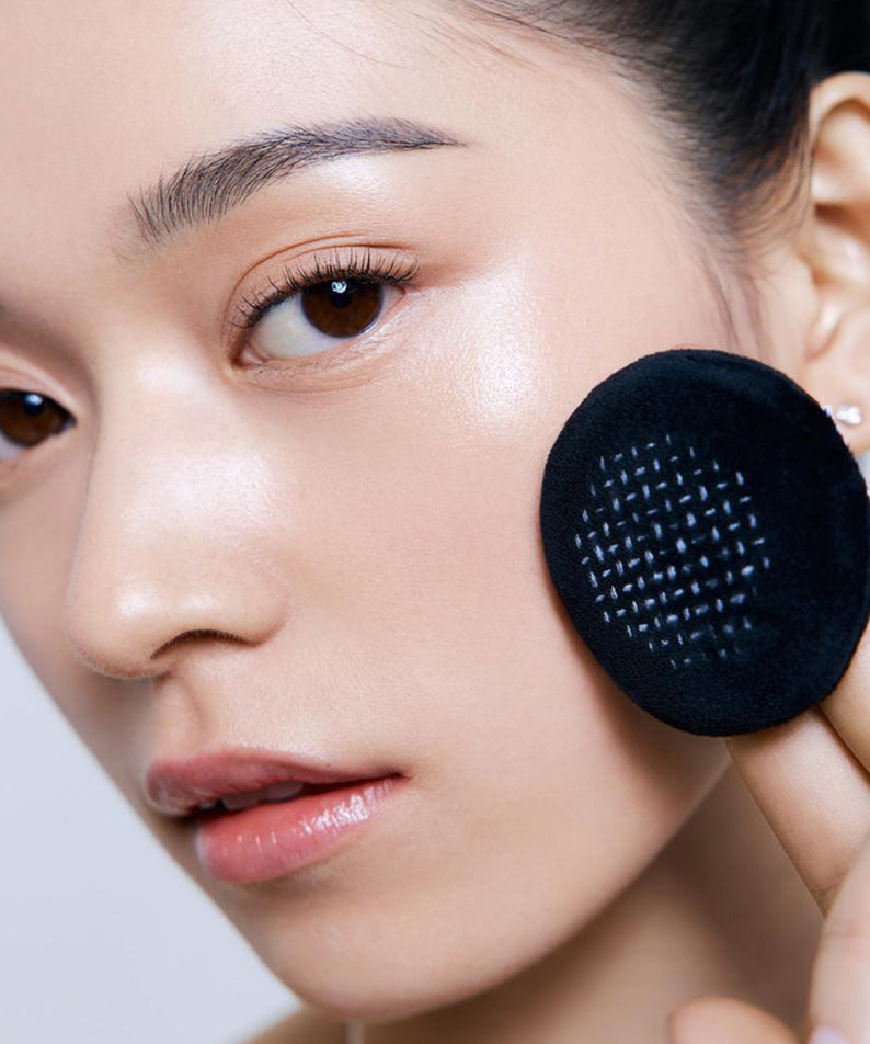 LANEIGE Neo Tone Up Finish Powder 7g de la marque Laneige sur le visage, teinte lumineuse, poudrage et éponge noire