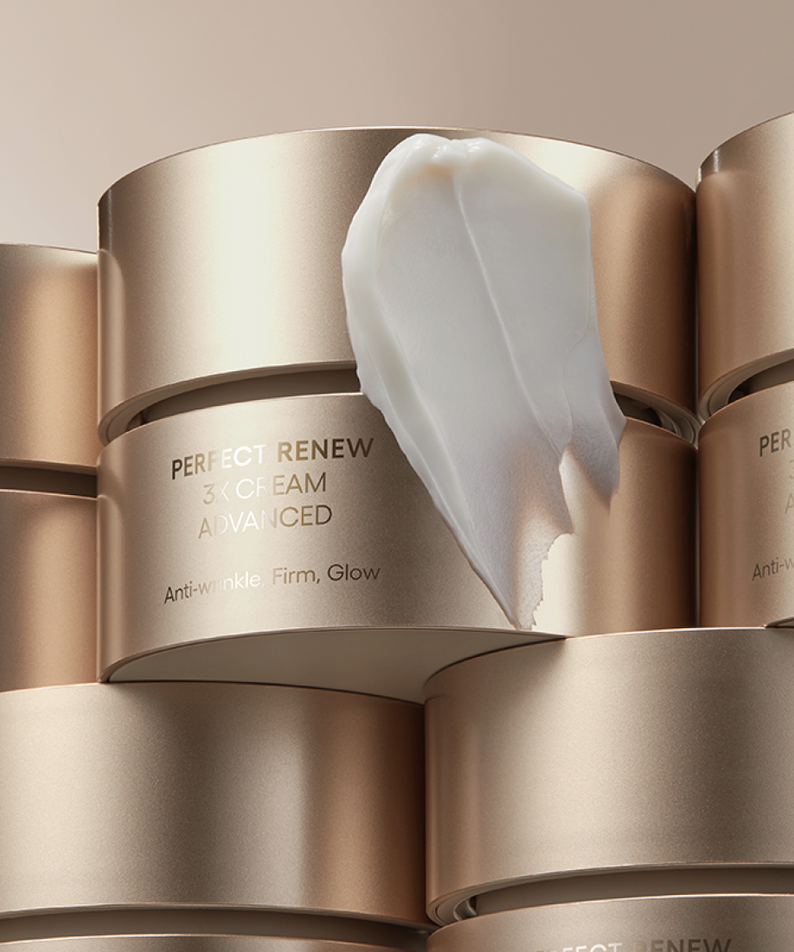 Décris l'image en français mentionnant LANEIGE Perfect Renew 3X Cream Advanced 50ml, crème anti-âge dans des pots beiges luxe.