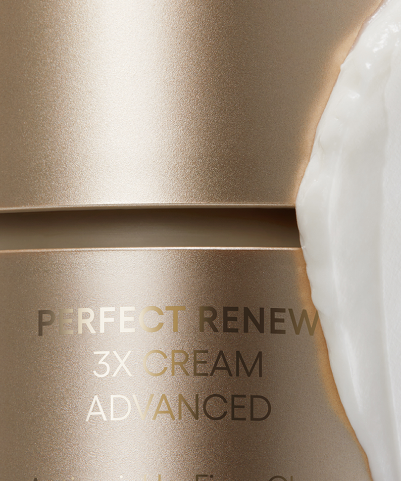 Décris l’image en français : LANEIGE Perfect Renew 3X Cream Advanced 50ml, pot crème beige, gros plan texture.