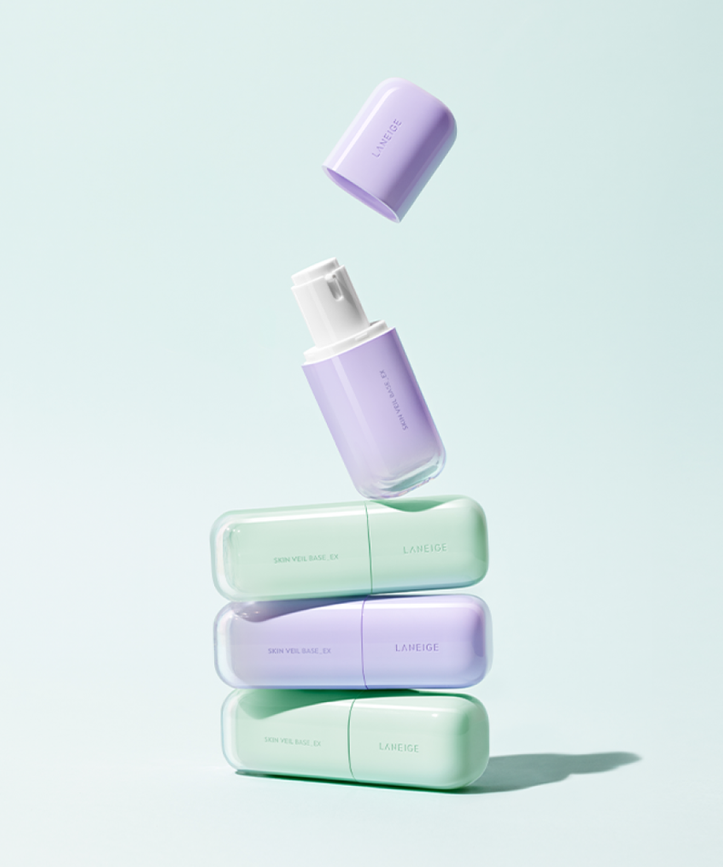 Décris l'image en français : LANEIGE Skin Veil Base SPF28/PA++ 30ml, base visage de la marque LANEIGE, flacons pastel sur fond bleu.
