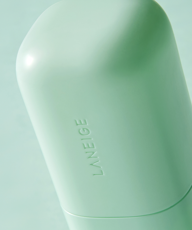 Décris l'image en français en mentionnant LANEIGE Skin Veil Base SPF28/PA++ 30ml, pot vert clair, pack beauté sur fond pastel.