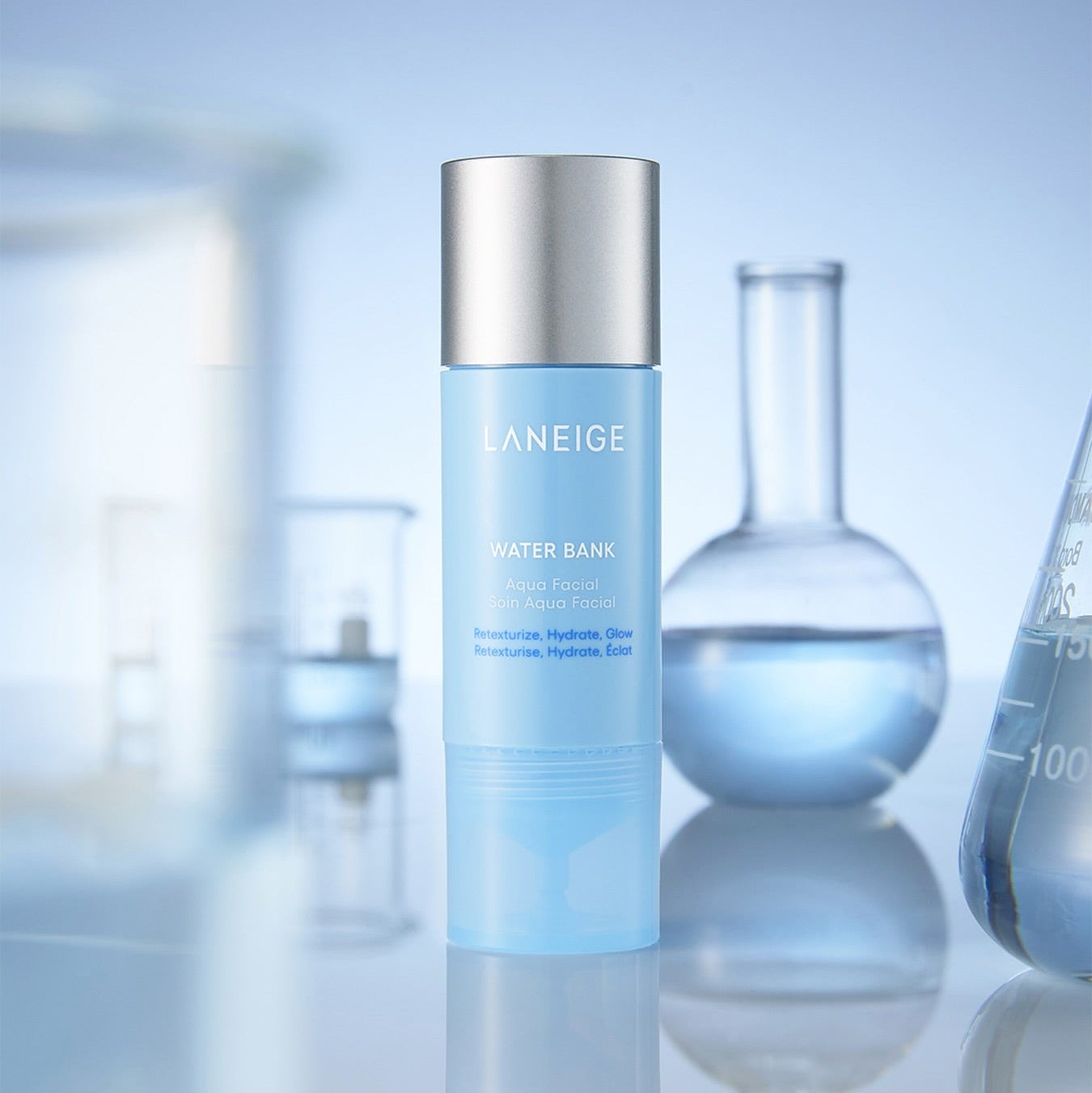 LANEIGE Water Bank Aqua Facial Serum 30ml, flacon bleu dans un décor cosmétique, marque LANEIGE, vue produit