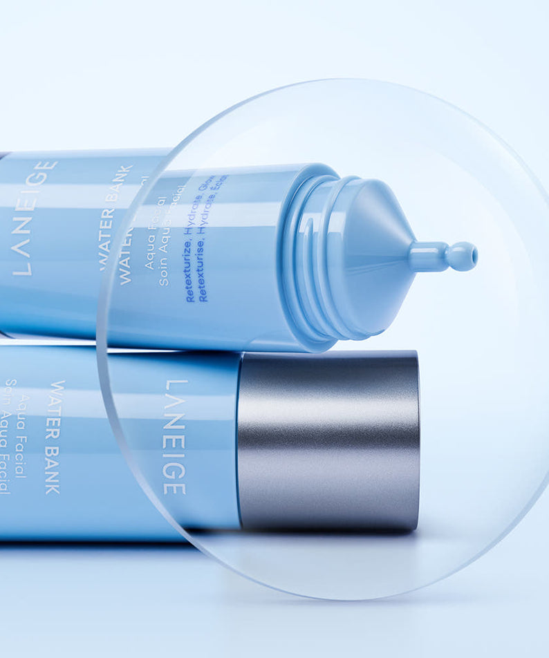 Décrivez l'image en français : LANEIGE Water Bank Aqua Facial Serum 30ml, sérum bleu, posé sur fond clair, détail bouteille.