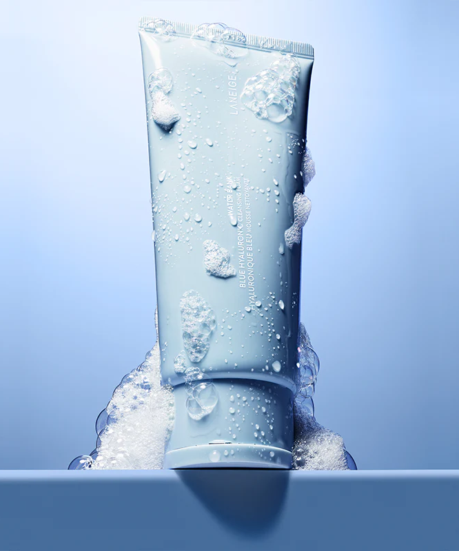 LANEIGE Water Bank Blue Hyaluronic Cleansing Foam 150g - Mousse nettoyante hydratante sur fond bleu avec des bulles