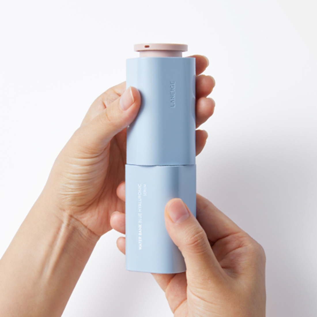 LANEIGE Water Bank Blue Hyaluronic Serum 50ml, flacon bleu, mains en gros plan sur fond clair, marque LANEIGE.
