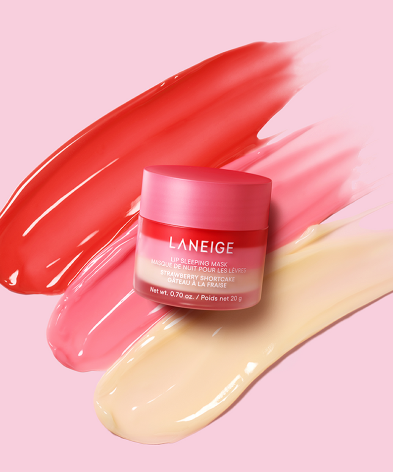 LANEIGE Lip Sleeping Mask EX Strawberry Shortcake 20g sur fond rose avec échantillons de couleur.
