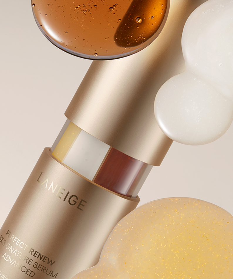 LANEIGE NEW Perfect Renew 3X Serum Advanced Planning Set 40ml avec textures de sérums visibles en arrière-plan