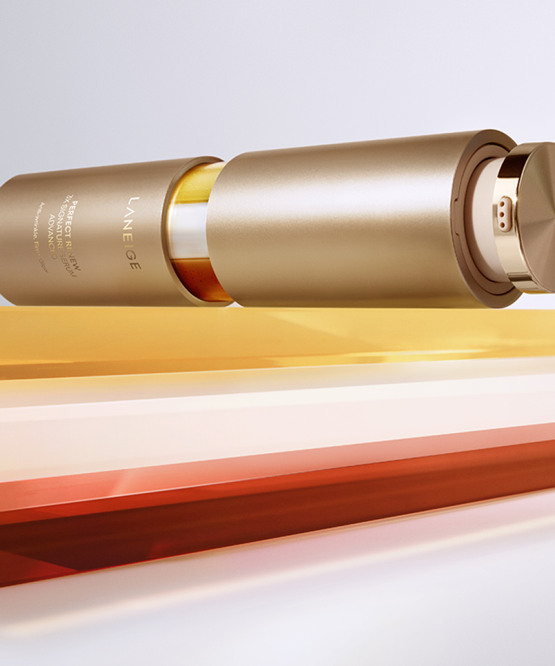 Flacon du LANEIGE NEW Perfect Renew 3X Serum Advanced Planning Set 40ml sur un fond coloré en couches.