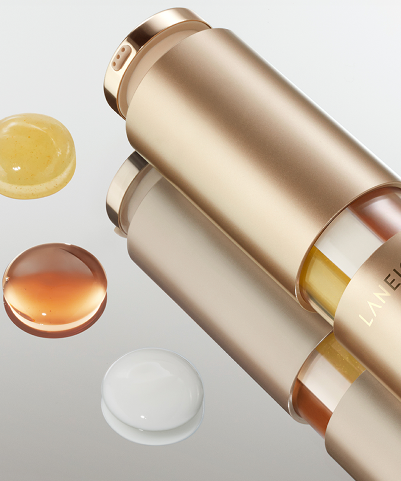 LANEIGE NEW Perfect Renew 3X Serum Advanced Planning Set 40ml avec textures de sérum sur fond miroir.