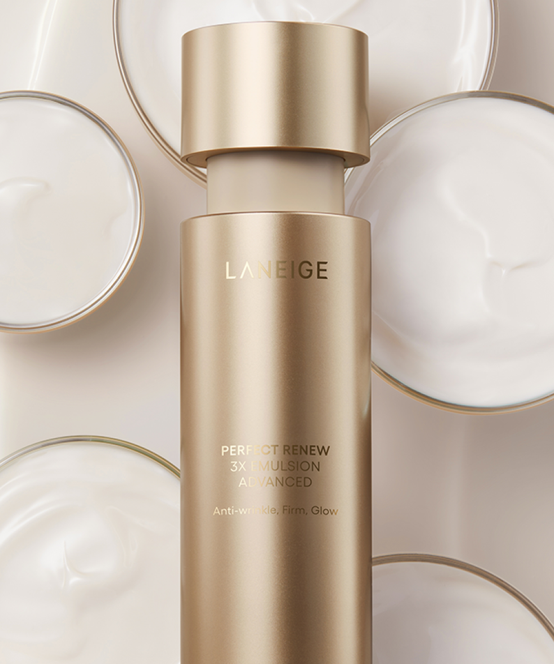Flacon 130ml de LANEIGE Perfect Renew 3X Emulsion Advanced, émulsion hydratante et anti-âge sur fond de crèmes blanches.