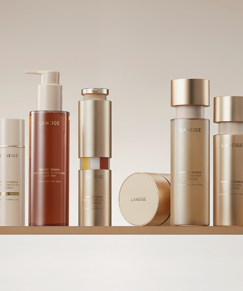 Collection de soins de la peau LANEIGE, incluant LANEIGE Perfect Renew 3X Emulsion Advanced 130ml, sur une étagère élégante.