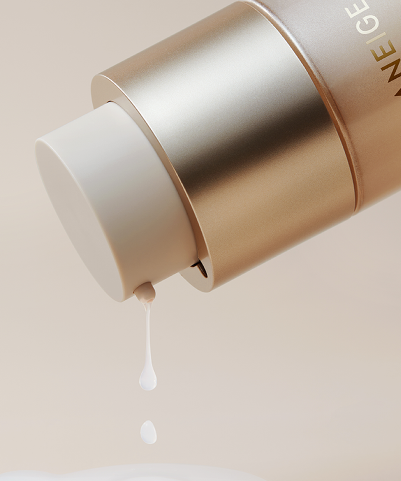 Flacon de LANEIGE Perfect Renew 3X Skin Refiner Advanced 150ml avec liquide s'écoulant du goulot, sur fond beige élégant.