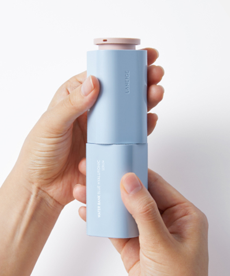 Bouteille de LANEIGE Water Bank Blue Hyaluronic Serum 50ml tenue dans la main.