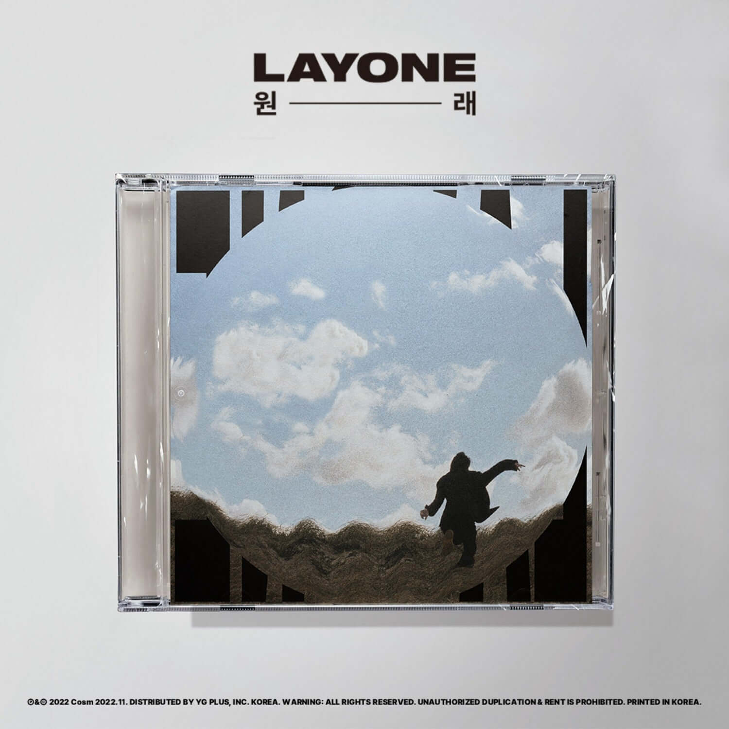 LAYONE - Album Kpop LAYONE, pochette avec ciel et silhouette, style Kpop, produit de la marque Layone sur fond clair.