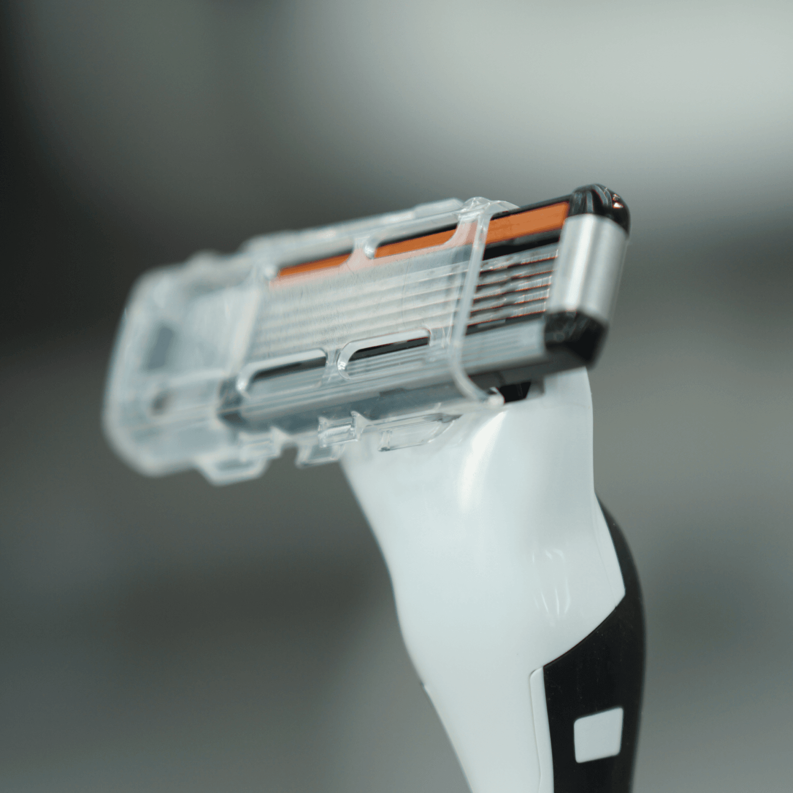 Photo produit LAZY SOCIETY 8 5-Blade Cartridges, cartouches de marque Lazy Society, vue sur rasoir en studio clair.
